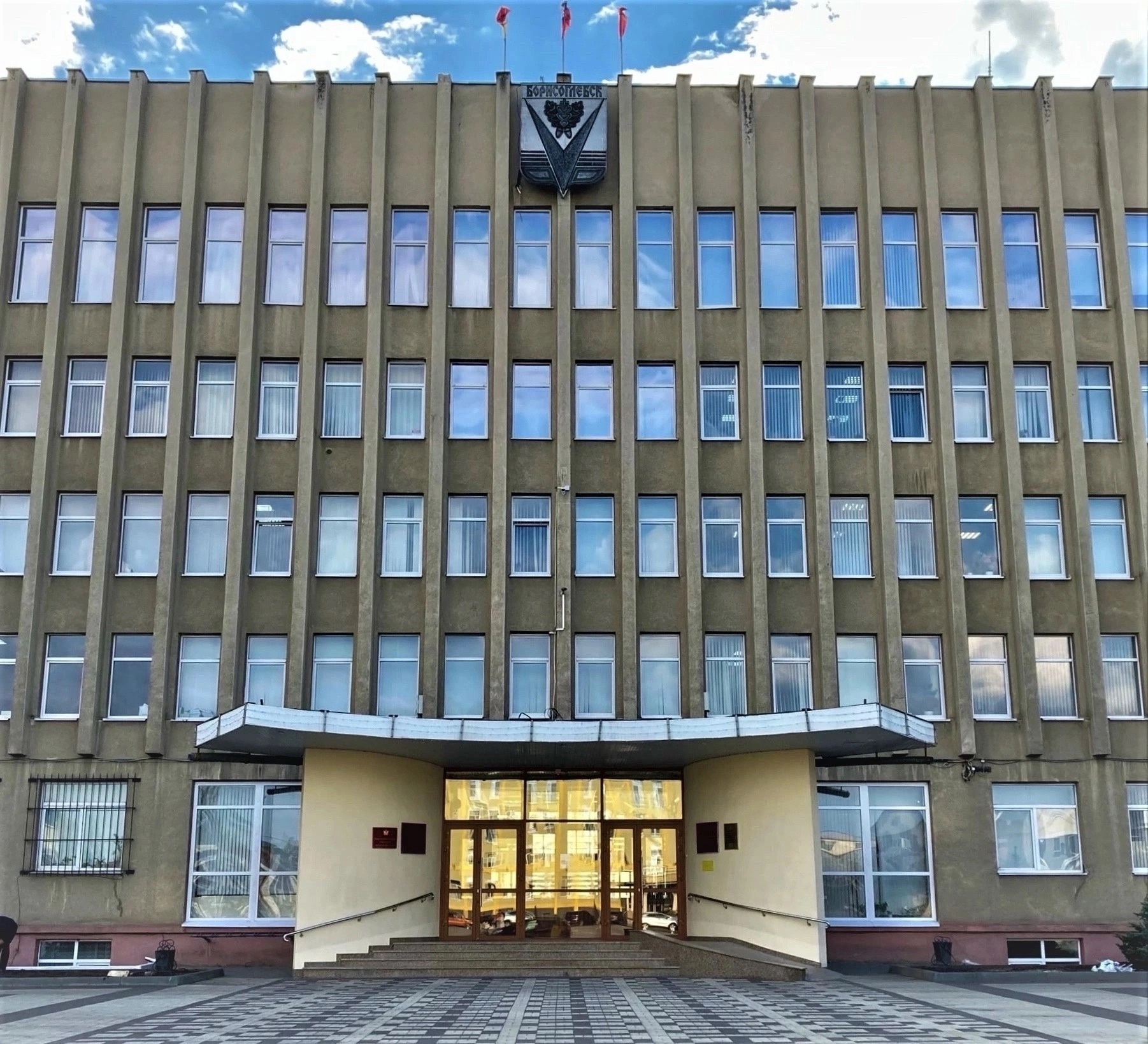 Призываем складировать мусор строго в контейнеры.