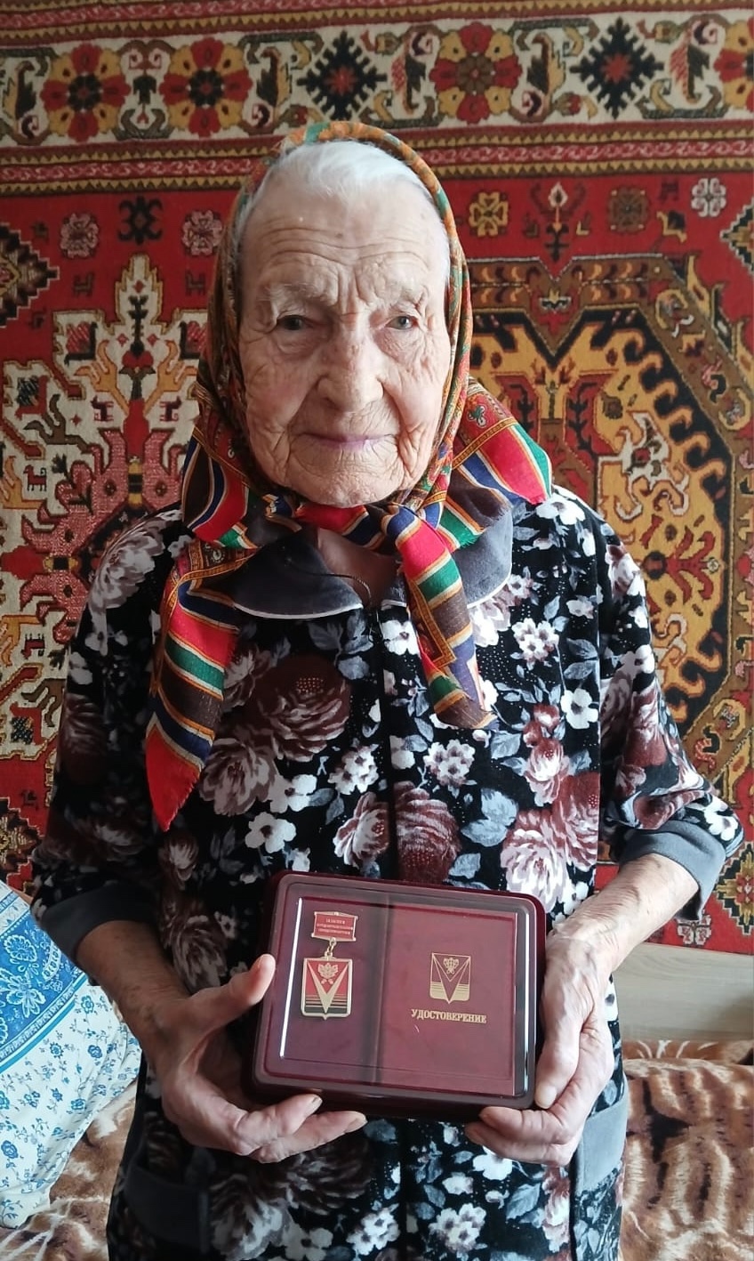 Вручение Почетного знака ветеранам.